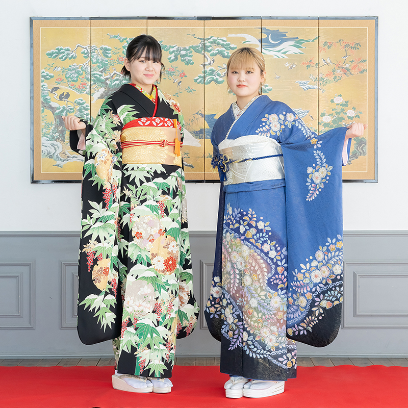 ブラックとブルーの振袖姿