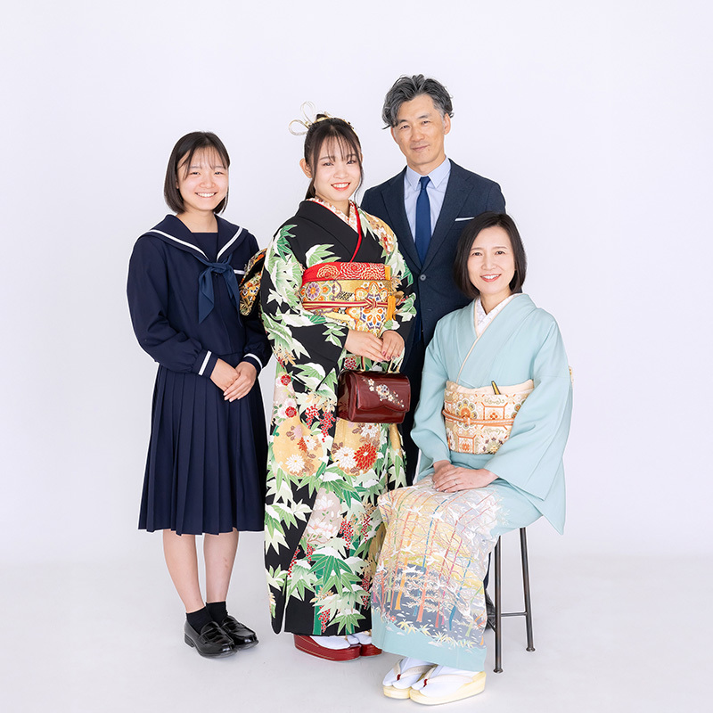 紫の振袖サイドのショット