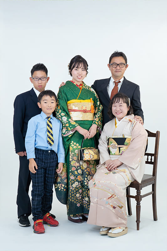 グリーンの振袖家族写真