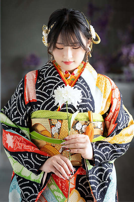 黒と扇柄の振袖と一輪の花