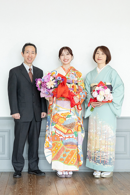 淡いオレンジの振袖家族写真