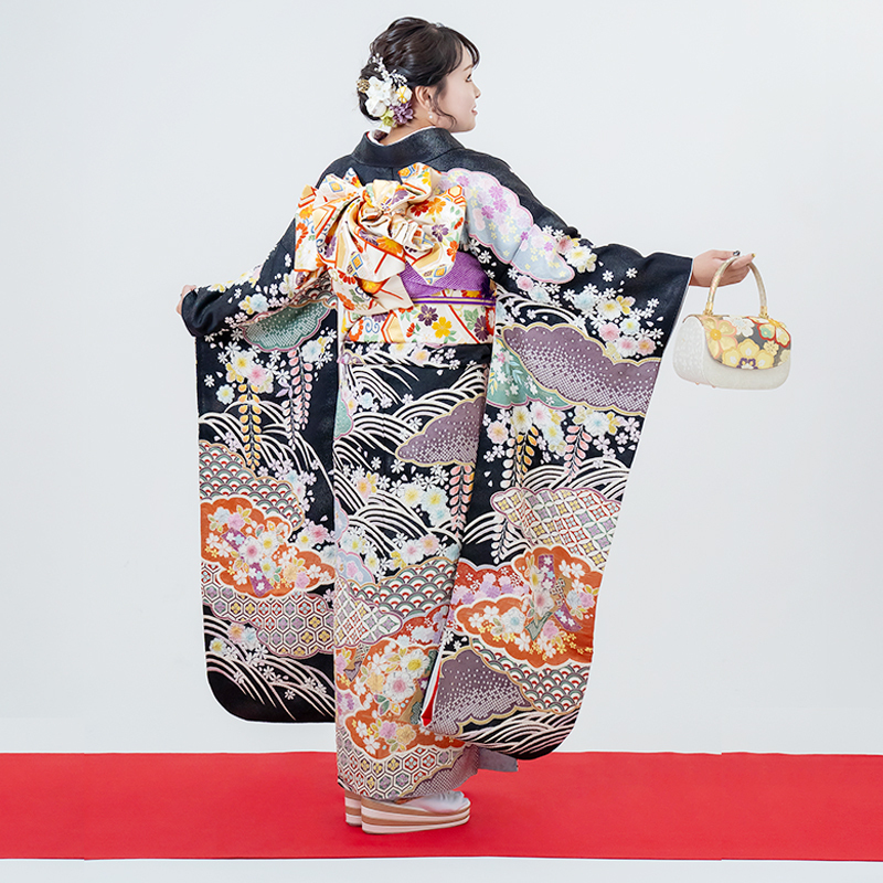 黒振袖の後ろ姿