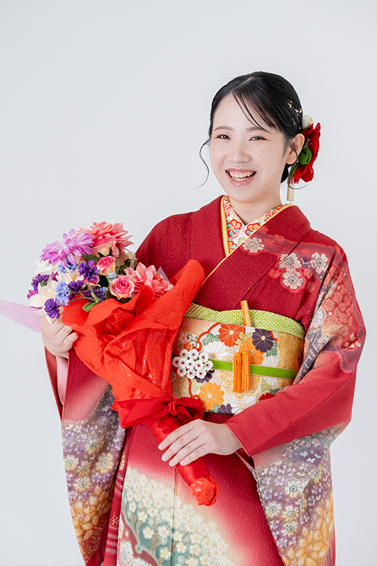 薄ピンクとオレンジの振袖の全身