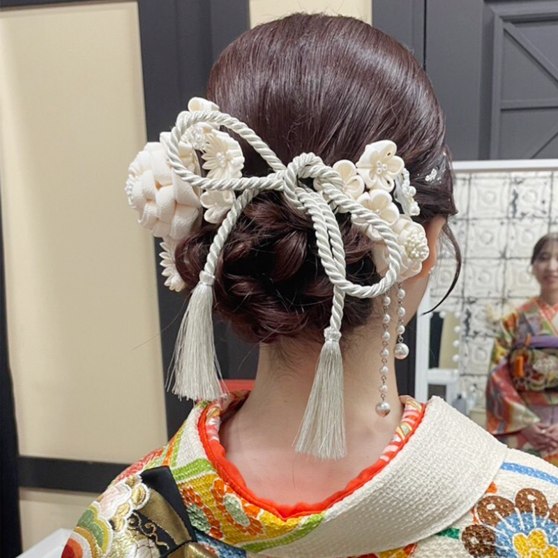 白の帯どめとかんざしのヘアアレンジ